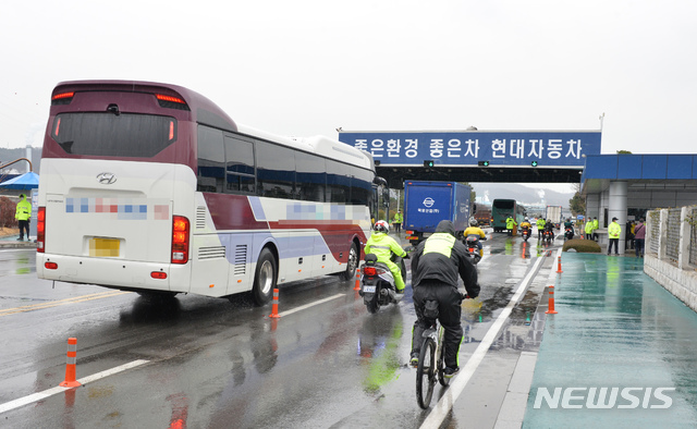 [울산=뉴시스] 배병수 기자 = 신종 코로나바이러스 감염증(코로나19) 확산이 이어지고 있는 28일 울산 13번째 확진자가 울산 현대자동차 도장2부 직원으로 확인되면서 현대차 울산 2공장의 가동이 중단 됐다. 2020.02.28. bbs@newsis.com