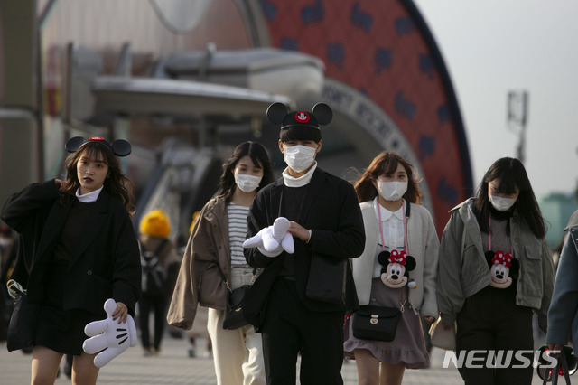 [도쿄=AP/뉴시스]28일 일본 도쿄 인근 우라야스의 도쿄 디즈니랜드에서 마스크를 쓴 방문객들이 나오고 있다. 도쿄 디즈니랜드는 신종 코로나바이러스 감염증 확산 예방을 위한 정부의 권고를 받아들여 오는 29일부터 3월 15일까지 임시 휴장한다고 밝혔다. 2020.02.28.