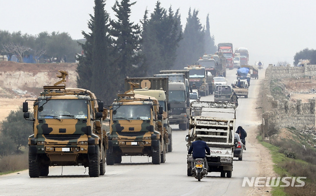 [이들리브=AP/뉴시스] 28일 시리아 북서부 이들리브주에 파견 배치된 터키군 차량들이 주도 이들리부시 동부로 향하고 있다.  2020. 2. 28.