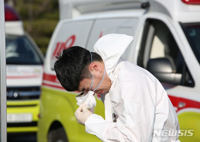 [대구=뉴시스] 신종 코로나바이러스 감염증(코로나19) 확진 환자 이송을 하는 대구소방안전본부 소속 대원이 격무에 힘이 든 모습으로 휴식을 취하고 있다.(사진=대구소방안전본부 제공) 2020.03.01  photo@newsis.com 