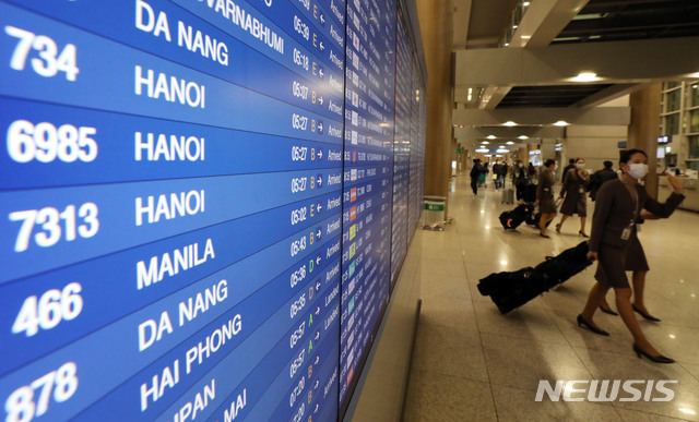 [인천공항=뉴시스]박미소 기자 = 베트남 정부가 한국발 여객기의 하노이 공항 착륙을 임시로 불허해 아시아나 항공이 마련한 하노이발 빈 비행기(페리)를 타고 온 승무원들이 1일 오전 인천국제공항 제1터미널을 나서고 있다. 2020.03.01. misocamera@newsis.com