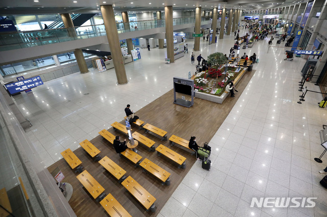 [인천공항=뉴시스]박미소 기자 =신종 코로나 바이러스 감염증(코로나19)이 확산되는 가운데 1일 오전 인천국제공항 제1터미널이 한산한 모습을 보이고 있다. 2020.03.01.  misocamera@newsis.com