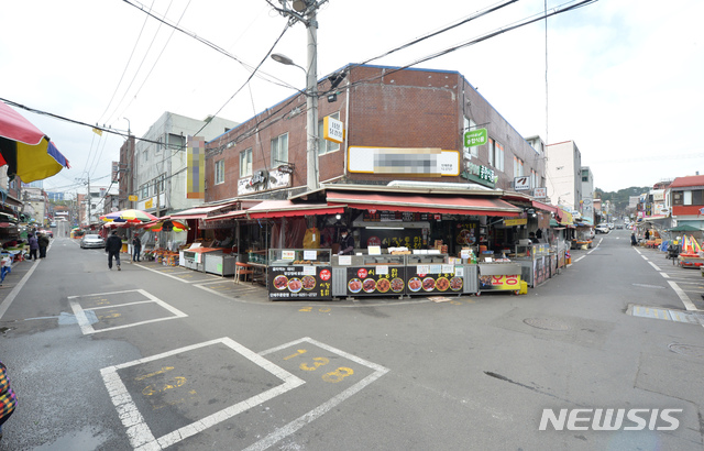 [울산=뉴시스] 배병수 기자 = 신종 코로나바이러스 감염증(코로나19) 확산 우려가 이어지고 있는 1일 오전 울산 중구 재래시장이 텅비어 있다. 2020.03.01. bbs@newsis.com