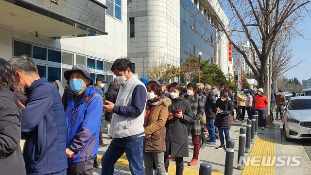 [대구=뉴시스]이은혜 기자 = 2일 오전 신종 코로나바이러스 감염증 예방을 위해 마스크를 사려는 시민들이 대구시 달서구 월성동 달서우체국 앞에 줄을 서 있다. 2020.03.02.  ehl@newsis.com 