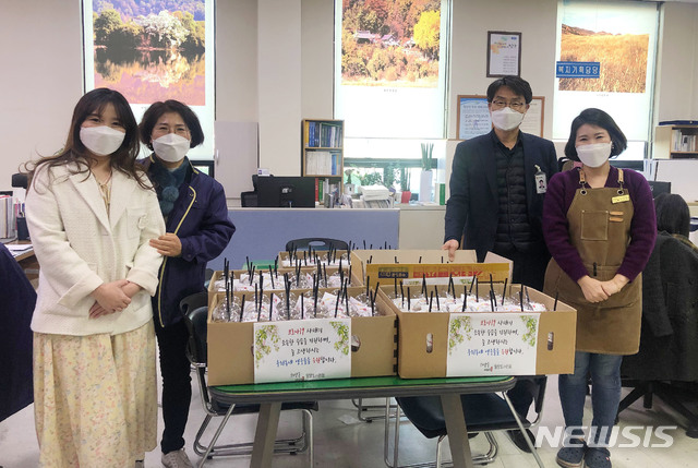 [밀양=뉴시스] 안지율 기자 = 경남 밀양시 하삼동커피 밀양도서관점이 2일 밀양시청 주민생활지원과를 방문해 신종 코로나바이러스 감염증(코로나19)으로 비상 근무 중인 의료진과 공무원들에 전달해 달라며 커피 400잔을 전달하고 있다.(사진=밀양시 제공) 2020.03.02. photo@newsis.com