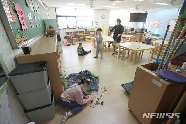 [고양=뉴시스]김선웅 기자 = 2일 경기 고양시의 한 초등학교에서 긴급돌봄교실이 운영되고 있다. 긴급돌봄교실은 코로나19 확산 방지를 위해 각급 학교가 연기된 가운데 부모의 맞벌이로 보호를 받지 못하는 유초등학생을 대상으로 2일부터 운영된다. 2020.03.02.  mangusta@newsis.com