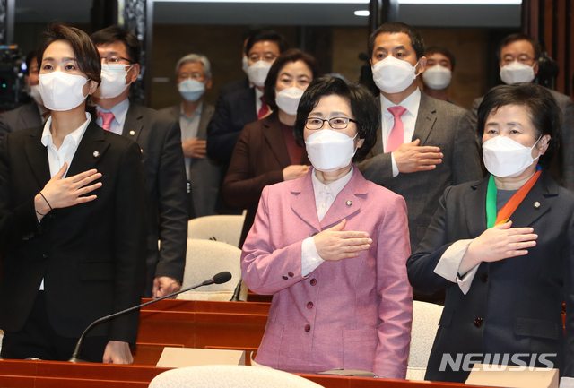 [서울=뉴시스]김명원 기자 = 미래통합당에 입당한 신용현·김수민·김삼화 의원이 2일 오후 서울 여의도 국회 예결위회의장에서 열린 의원총회에 참석해 국민의례를 하고 있다. 2020.03.02.  kmx1105@newsis.com