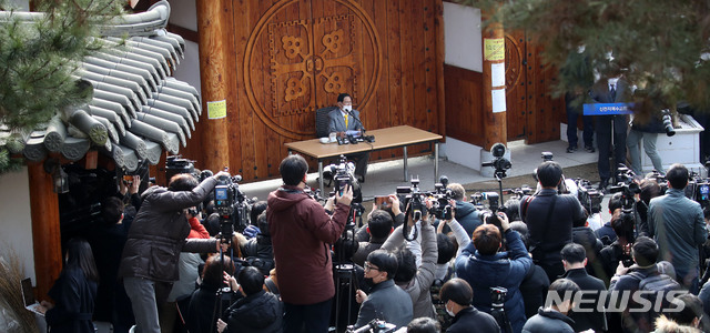 [가평=뉴시스]김선웅 기자 = 이만희 신천지예수교 증거장막성전 총회장 2일 오후 경기 가평시 청평면 신천지 평화연수원에서 코로나19 관련 기자회견을 하고 있다. 2020.03.02. mangusta@newsis.com