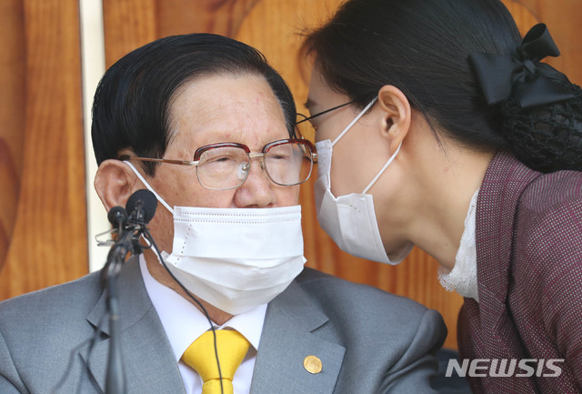 [가평=뉴시스] 김선웅 기자 = 이만희 신천지예수교 총회장이 2일 경기 가평군 평화의 궁전에서 신종 코로나바이러스 감염증(코로나19) 사태와 관련한 취재진의 질문을 관계자를 통해 전해 듣고 있다. 2020.03.02.  photo@newsis.com