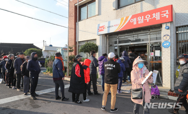 [제주=뉴시스]우장호 기자 = 신종 코로나바이러스 감염증(코로나19)이 확산 중인 2일 공적 판매처로 지정된 제주시 애월읍 애월우체국에서 시민들이 마스크를 구매하기 위해 줄을 서고 있다. 2020.03.02. woo1223@newsis.com