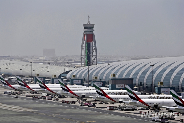 [두바이=AP/뉴시스]2017년 4월20일(현지시간) 아랍에미리트(UAE) 두바이의 두바이 국제 공항에서 촬영한 에미리트 항공 비행기들. 에미리트 항공은 22일 신종 코로나바이러스 감염증(코로나19)으로 인해 오는 25일까지 모든 여객기 운항을 일시 중단한다고 발표했다. 2020.03.22.