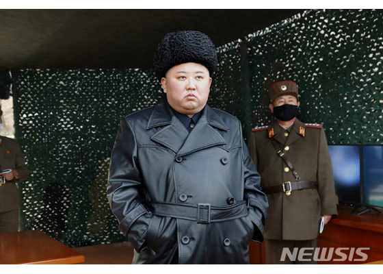 [서울=뉴시스] '코로나 19'를 경계하며 두문불출하던 김정은 북한 국무위원장이 2일 동해안에서 열린 포병 화력훈련을 참관했다. (출처=노동신문) 2020.03.03