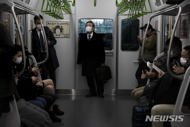 [도쿄=AP/뉴시스]3일 일본 도쿄에서 마스크를 쓴시민들이 열차로 출근하고 있다. 일본 정부는 신종 코로나바이러스 감염증의 확산과 예방이 앞으로 2주가 중요하다고 밝혔다. 2020.03.03.