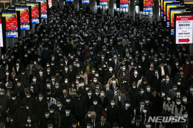 [도쿄=AP/뉴시스]지난 3일 일본 도쿄의 시나가와역에서 마스크를 쓴 출근길 시민들이 몰려나오고 있다. 2020.03.03.