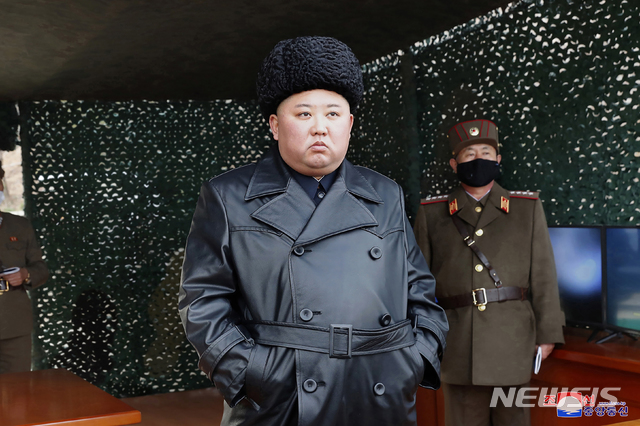 [평양=AP/뉴시스]북한 당국이 제공한 사진에서 김정은 북한 국무위원장이 2일 북한 내 지역명이 공개되지 않은 장소에서 실시된 군사훈련을 현지 지도하고 있다. 북한은 이날 강원 원산 인근에서 동해상으로 미상 발사체 2발을 발사했다. 2020.03.03.