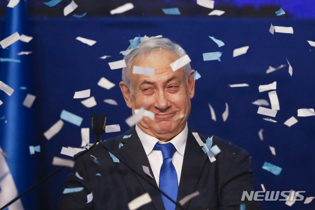 [텔아비브=AP/뉴시스]베냐민 네타냐후 이스라엘 총리가 지난달 2일(현지시간) 텔아비브 자신의 당사에서 총선 첫 출구조사 결과에 미소짓고 있다. 2020.04.27