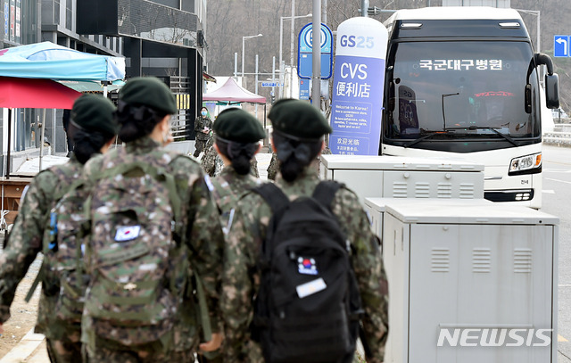 [대구=뉴시스] 이무열 기자 = 국군간호사관학교 60기 신임 간호장교 75명이 신종 코로나바이러스 감염증(코로나19) 의료지원을 위해 4일 오전 대구 동구 상매동 한 숙소에서 지역 감염병 전담병원인 국군대구병원으로 출발하고 있다. 2020.03.04. lmy@newsis.com