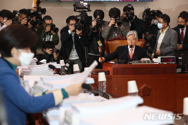 [서울=뉴시스] 고승민 기자 = 여상규 법사위원장이 4일 서울 여의도 국회에서 열린 법제사법위원회 전체회의를 개회하고 있다. 2020.03.04. kkssmm99@newsis.com 