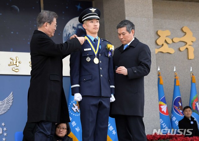 [청주=뉴시스]배훈식 기자 = 문재인 대통령이 4일 충북 청주시 공군사관학교에서 열린 제68기 졸업 및 임관식에 참석해 성원우 소위에게 계급장을 수여하고 있다. 2020.03.04. dahora83@newsis.com