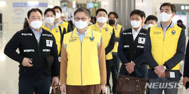 [인천공항=뉴시스]김선웅 기자 = 코로나19와 관련해 베트남에 격리된 우리 국민들을 지원하기 위한 신속대응팀(팀장 견종호 외교부 심의관)이 5일 오전 인천국제공항을 통해 출국하고 있다. 2020.03.05.  mangusta@newsis.com