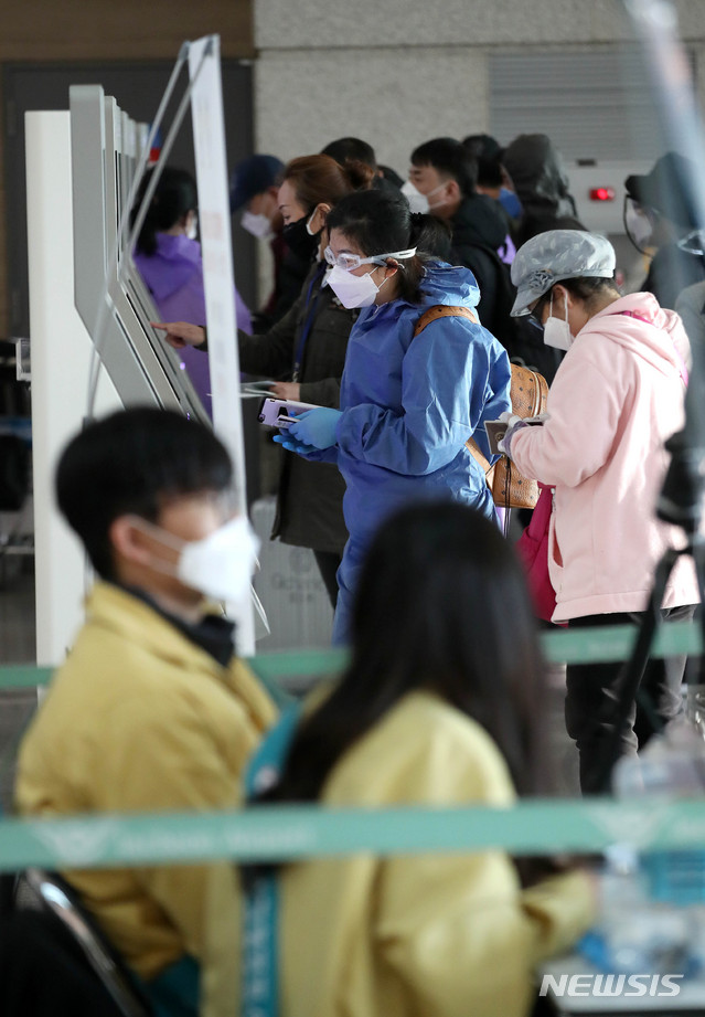 [인천공항=뉴시스]김선웅 기자 = 5일 인천국제공항에서 출국하는 외국인들이 코로나19 감염을 방지하기 위해 방호복, 마스크, 고글을 착용하고 있다. 2020.03.05. mangusta@newsis.com