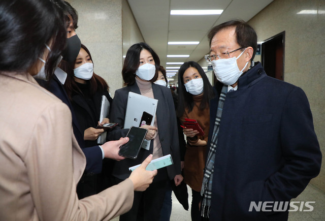 [서울=뉴시스] 장세영 기자 = 이석연 미래통합당 공천관리위원회 부위원장이 5일 서울 여의도 국회에서 열린 공천관리위원회 면접에 취재진의 질문을 받으며 참석하고 있다. 2020.03.05. photothink@newsis.com