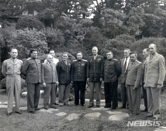 [서울=뉴시스] 1947년 6월 1일 미소공동위원회 대표들이 공식 기념촬영을 하고 있다.왼쪽부터 존 웨커링(준장) 미국 대표, 코르쿨렌코(대좌) 소련 대표, 둔킨(Grigory I. Tunkin) 소련 대표, 아더 번스(Arthur C. Bunce) 미국 대표, 주한 미군사령관 존 하지 중장, 스티코프(중장) 소련 수석대표, 앨버트 브라운(Albert E. Brown) 미국 수석대표, 레베데프(소장) 소련 대표, 캘빈 조이너 미국 대표, 발라사노프 소련 대표, 윌리엄 랭던(랭던(William R. Langdon) 미국 대표, 로렌스 링컨 미국 대표. 2차 미소공위는 5월 21일부터 10월 21일까지 열렸다. (사진=미디어한국학 제공) 2020.03.08. photo@newsis.com