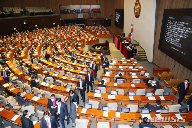 [서울=뉴시스] 장세영 기자 = 미래통합당 의원들이 5일 서울 여의도 국회에서 열린 본회의에서 인터넷전문은행 설립 및 운영에 관한 특례법 일부개정법률안이 부결되자 항의하며 퇴장하고 있다. 2020.03.05.  photothink@newsis.com