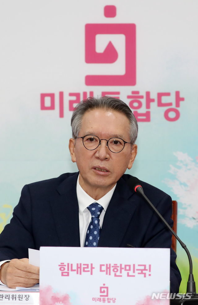 [서울=뉴시스] 고승민 기자 = 김형오 미래통합당 공천관리위원장이 5일 서울 여의도 국회에서 4.15총선 국회의원 후보자 공천심사 브리핑을 하고 있다. 2020.03.05.kkssmm99@newsis.com