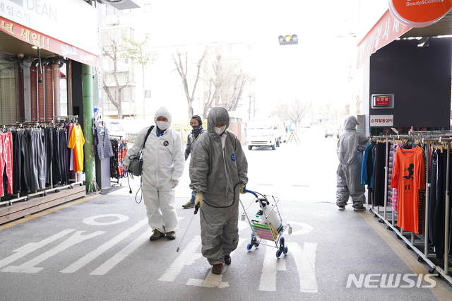 [천안=뉴시스]이종익 기자 = 충남 천안시가 신종 코로나바이러스(코로나19) 감염증 확산 저지를 위한 방역 소독을 하고 있다. 뉴시스DB.