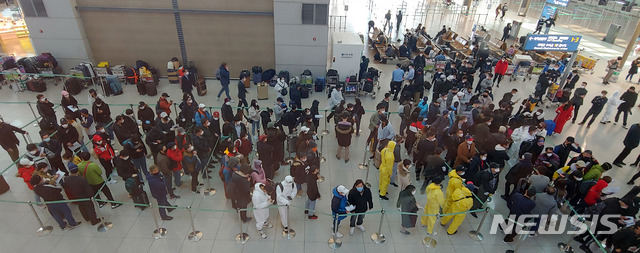 [인천공항=뉴시스]홍찬선 기자 = 6일 오전 인천공항 제1여객터미널 법무부 출입국·외국인청 앞에서 신종 코로나바이러스 감염증(코로나 19)의 확산으로 국내에서 체류중이던 불법 체류자들이 본국으로 돌아가기 위해 긴 줄을 서고 있다. 2020.03.06. mania@newsis.com