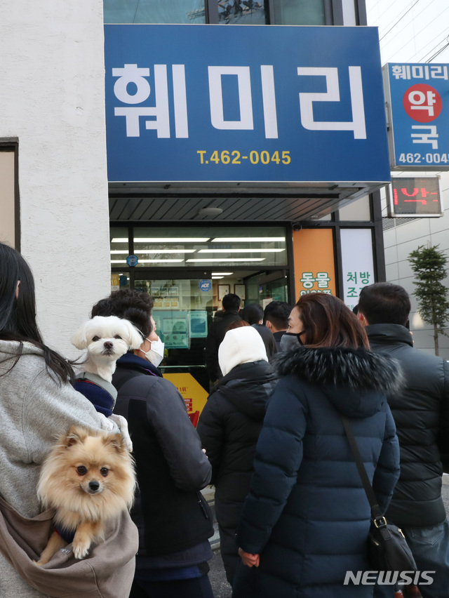 [인천=뉴시스] 이종철 기자 = 6일 오전 인천시 남동구의 한 약국에서 시민이 강아지를 데리고 공적 마스크 2매를 구입하기 위해 줄을 서고 있다. 2020.03.06.  jc4321@newsis.com