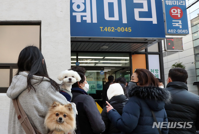 [인천=뉴시스] 이종철 기자 = 6일 오전 인천시 남동구의 한 약국에서 시민이 강아지를 데리고 공적 마스크 2매를 구입하기 위해 줄을 서고 있다. 2020.03.06. jc4321@newsis.com