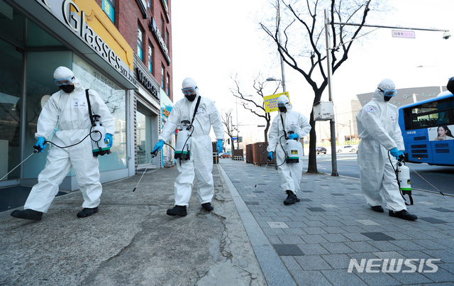 [서울=뉴시스] 이영환 기자 = 육군 수도방위사령부(수방사) 장병들이 6일 오전 서울 강남구 신사동 일대에서 신종 코로나바이러스 감염증(코로나19) 예방을 위한 방역작업을 실시하고 있다. 2020.03.06.  20hwan@newsis.com