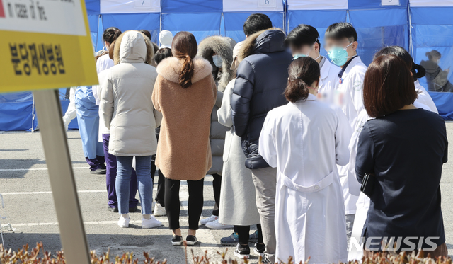 [성남 =뉴시스]최진석 기자 = 6일 오전 간호사, 간호조무사, 입원 환자 등 8명이 신종 코로나바이러스 감염증(코로나19) 확진 판정을 받아 외래진료가 중단된 경기 성남 분당제생병원 선별진료소에서 의료진들이 검체 검사를 위해 줄지어 대기하고 있다. 2020.03.06. myjs@newsis.com 