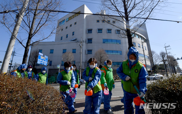 [광주=뉴시스] 신대희 기자 = 광주 북구청 안전총괄과 공직자들과 지역 자율방재단원들이 6일 광주 북구 오치동 신천지 예수교 증거장막성전 베드로지성전 주변을 방역하고 있다. 2020.03.06. sdhdream@newsis.com