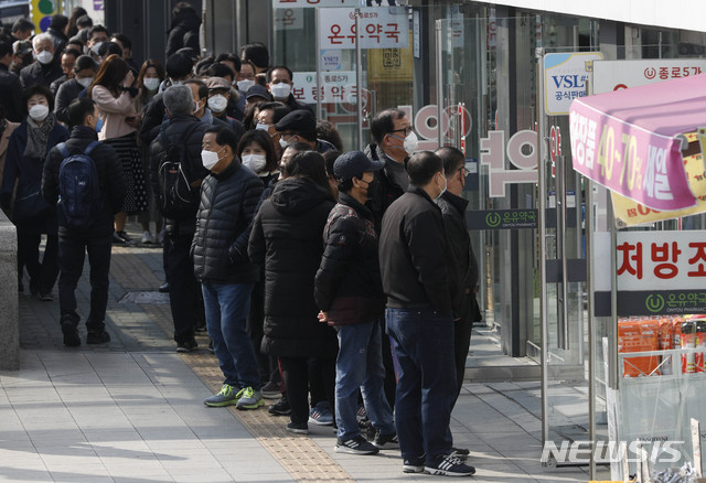 질본 "코로나19 치료제 개발 시간 걸려…최대한 지원"