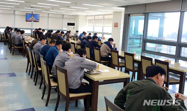 [광주=뉴시스] 류형근 기자 = 8일 오후 광주 광산구 광주경찰청이 신종 코로나 바이러스 감염증(코로나19) 확산을 막기 위해 구내식당에서 한줄로 앉아 식사를 하고 있다. (사진=광주경찰청 제공). 2020.03.08. hgryu77@newsis.com