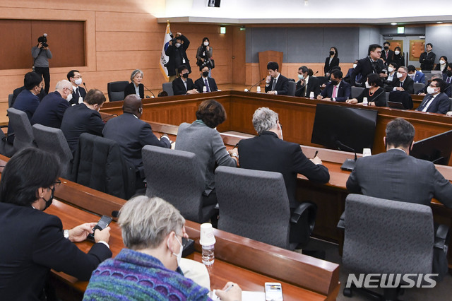 [서울=뉴시스] 조수정 기자 = 강경화 외교부 장관이 지난 6일 오후 서울 종로구 외교부 청사에서 열린 '코로나19 관련 주한 외교단 대상 브리핑'에서 모두발언을 하고 있다. 2020.03.06. photo@newsis.com