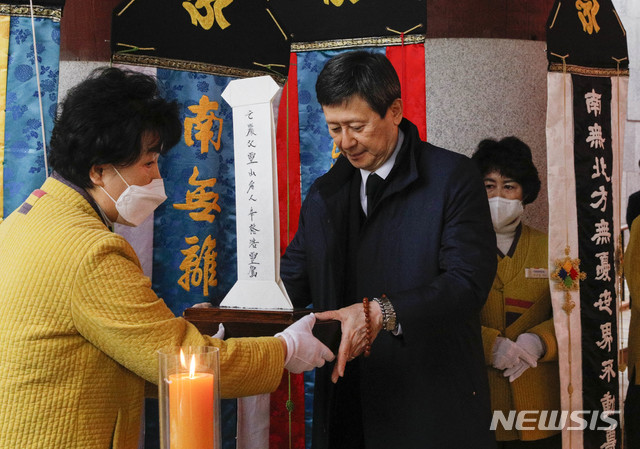 [서울=뉴시스] 박민석 기자 = 신동주 SDJ코퍼레이션 회장이 7일 오전 서울 조계사에서 엄수된 고 신격호 롯데그룹 명예회장의 49재에서 고 신격호 명예회장의 위패를 받아 들고 있다. 2020.03.07.  mspark@newsis.com