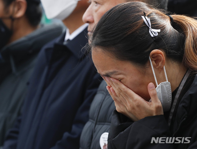 [서울=뉴시스] 박민석 기자 = 고 문중원 기수의 부인 오은주씨가 7일 오전 서울 종로구 정부서울청사 앞에 설치된 시민분향소에서 열린 '문중원 기수 죽음의 재발 방지를 위한 합의에 대한 입장'을 밝히는 기자회견에 참석해 눈물을 흘리고 있다. 2020.03.07. mspark@newsis.com