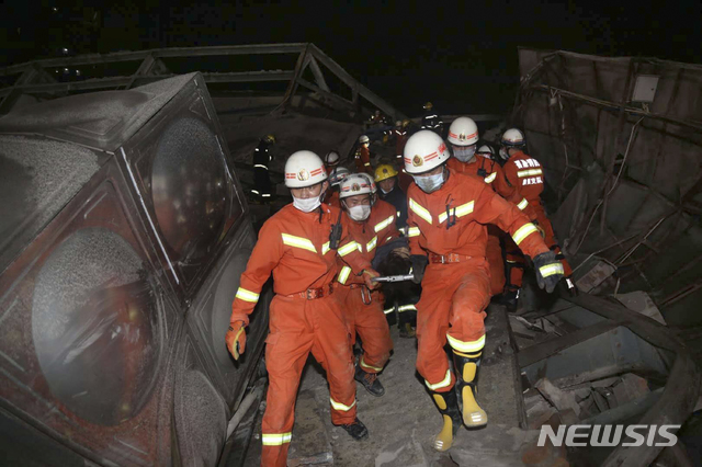 [취안저우(중 푸젠성)=AP/뉴시스]신종 코로나바이러스 감염증(코로나19) 감염자와 접촉했던 사람들의 강제 격리 시설로 이용되던 중국 푸젠(福建)성 취안저우(泉州)의 호텔 붕괴 사고 현장에서 7일 구조대원들이 구조작업에 열중하고 있다. 이로 인한 사망자 수가 8일 10명으로 늘어난 가운데 중국 국민들의 분노가 격화돼 책임자 처벌과 철저한 조사를 요구하는 네티즌들의 목소리가 높아지고 있다. 2020.3.8