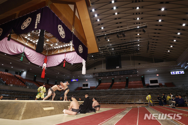 [오사카=AP/뉴시스] 8일 일본 오사카에서 코로나 19 때문에 관람객을 받지 않은 채 봄철 스모대전이 보름 일정으로 시작되어 선수들만 열을 뿜고 있다. 2020. 3. 8. 