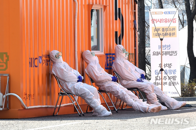 [수원=뉴시스] 김종택 기자 = 8일 오후 경기 수원시 팔달구 수원월드컵경기장에 설치된 신종 코로나바이러스 감염증(코로나19) 드라이브 스루 선별진료소에서 의료진들이 잠시 휴식을 취하고 있다. 2020.03.08. semail3778@naver.com