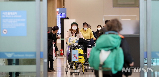 [인천공항=뉴시스]박주성 기자 = 일본 정부가 한국과 중국에 대한 입국을 사실상 금지조치 해 우리 정부도 맞대응에 나선 가운데 8일 오후 도쿄에서 출발한 비행기 편으로 승객들이 인천공항 제1터미널 입국장으로 입국하고 있다. 2020.03.08.  park7691@newsis.com