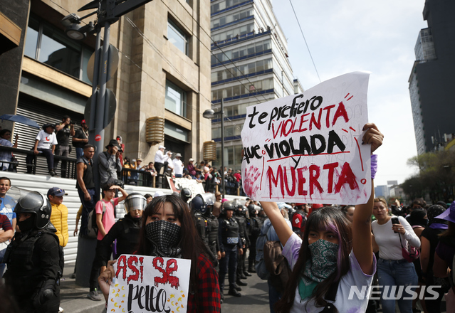 [ 멕시코시티= AP/뉴시스] 3월 8일 '세계 여성의 날'을 맞아 멕시코 시티 시내에서 "여성에 대한 살인을 멈춰라" 는 구호를 들고 수만명의 여성들이 행진을 하고 있다.  이들은 해마다 여성에 대한 성폭력과 살인이 늘어나고 있는데도 범인이 처벌되는 경우가 드물다며 의사당 앞에서도 시위를 벌였다.   