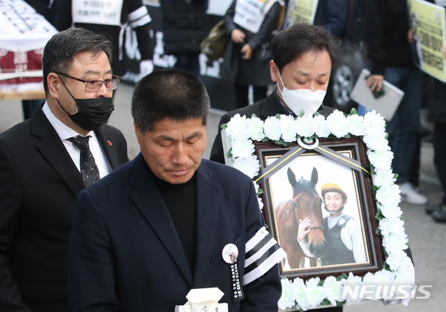 [서울=뉴시스]박미소 기자 = 고 문중원 기수의 발인식이 9일 오전 서울 종로구 서울대병원 장례식장에서 엄수되고 있다. 문 기수는 렛츠런파크 부산경남(부산경마공원)에서 근무하던 중 지난해 11월29일 마사회의 채용비리나 승부조작 등 비리를 고발했다.2020.03.09. misocamera@newsis.com