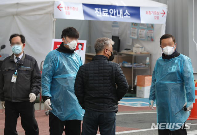 [서울=뉴시스]이윤청 기자 = 9일 오전 서울 중구 인제대학교 백병원에서 병원 관계자들이 분주히 움직이고 있다. 8일 서울백병원에 입원 중이던 41년생 여성 환자가 신종 코로나 바이러스 감염증(코로나19) 확진 판정을 받아 백병원 병동 일부와 응급실이 폐쇄됐다. 환자는 확진 판정을 받은 후에야 실 거주지가 대구라고 밝혔으며 이후 국가지정 격리병상으로 이송됐다. 2020.03.09.  radiohead@newsis.com