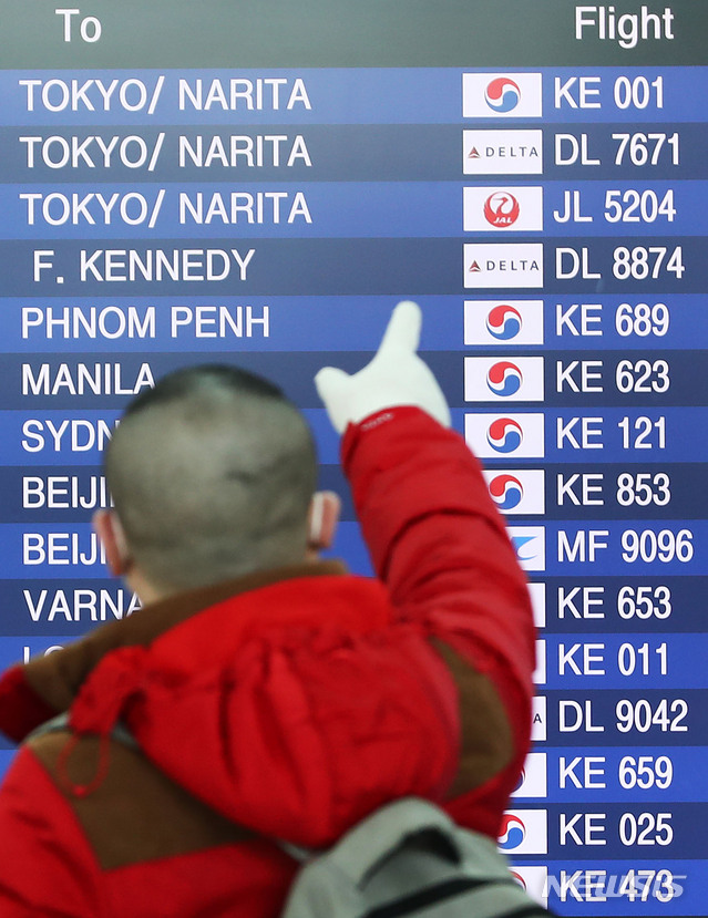 [인천공항=뉴시스]홍효식 기자 = 한국과 일본 양국 국민에 대한 90일 무비자 입국 제도를 중단한 9일 인천국제공항 2터미널 출국장에 일본 도쿄/나리타 행 안내 문구가 나오고 있는 가운데 한 이용객이 일본행 출발 정보를 가리키고 있다. 2020.03.09. yesphoto@newsis.com