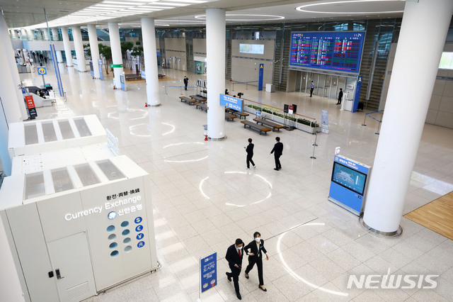 [인천공항=뉴시스]홍효식 기자 = 한국과 일본 양국 국민에 대한 90일 무비자 입국 제도를 중단한 9일 인천국제공항 2터미널 입국장이 한산한 모습을 보이고 있다. 2020.03.09.  yesphoto@newsis.com